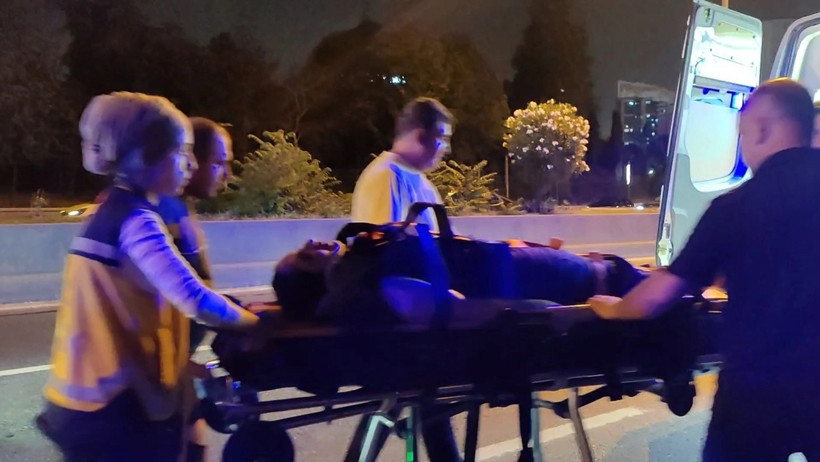 Kontrolden çıkan motosiklet metrelerce sürüklendi: 2 kişi yaralandı - Resim : 1