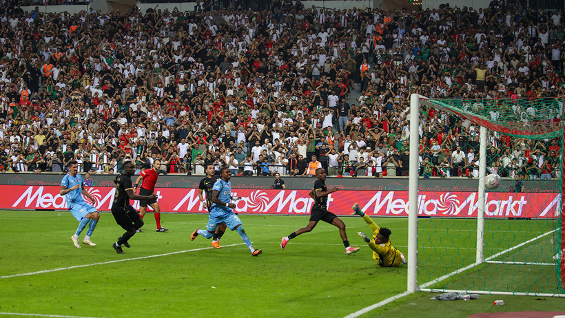 Amedspor, Trabzonspor'u Gift Orban'ın 90'daki golüyle devirdi: 2-1 - Resim : 2
