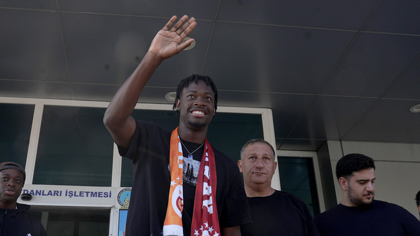 Galatasaray'ın yeni stoperi özel uçakla geldi: İlk mesajı - Resim : 1