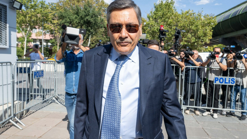Melih Gökçek'in oğlu sakızı savundu: Rahatsızlığı nedeniyle sakız çiğneyerek gelmiş - Resim : 1