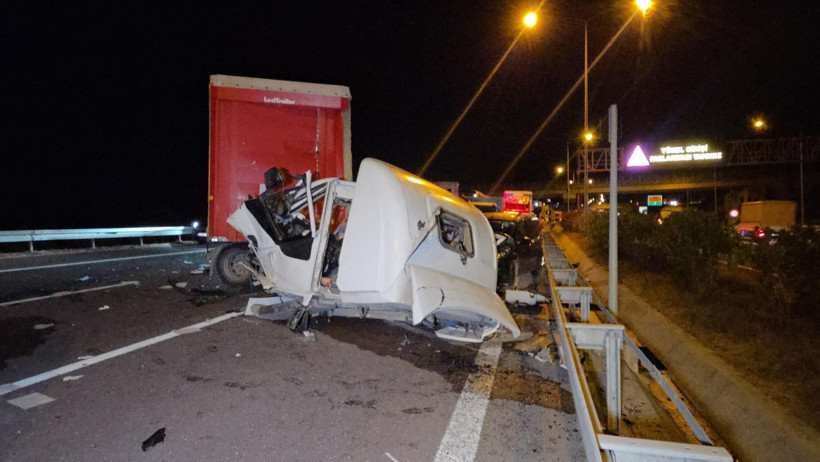 TIR ile otomobil çarpıştı: Ölü ve yaralılar var - Resim : 1