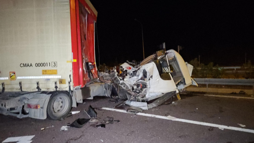 TIR ile otomobil çarpıştı: Ölü ve yaralılar var - Resim : 2