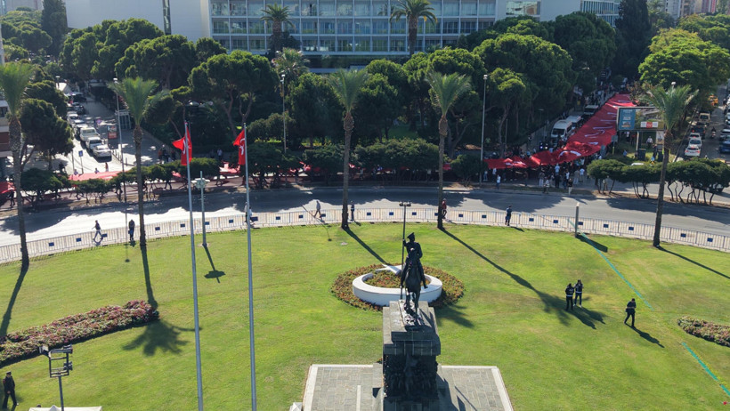 İzmir'de 9 Eylül coşkusu: 350 metrelik Türk bayrağı açıldı - Resim : 1