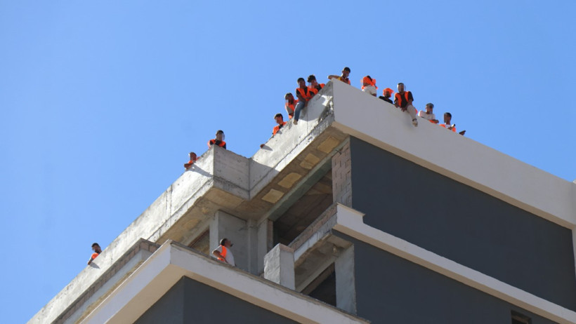 Ödeme alamayınca çatıya çıkıtlar - Resim : 1