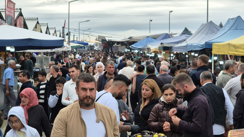 Nüfusu sadece 1700 kişi: 4 günde yaklaşık 400 bin kişi akın etti - Resim: 11