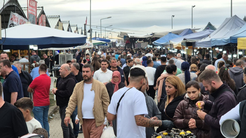 Nüfusu sadece 1700 kişi: 4 günde yaklaşık 400 bin kişi akın etti - Resim: 12