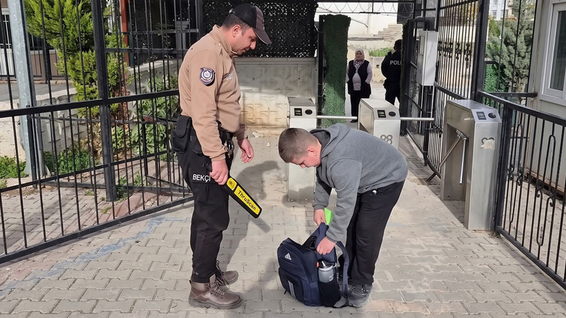 Okullar dedekt&ouml;rle a&ccedil;ıldı. &Ccedil;ocuklar tek tek b&ouml;yle arandı - Resim : 2