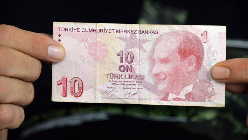 Parasının üstünde yıldız olan köşeyi dönecek. Cüzdan ve çantanızı kontrol edin - Resim : 1