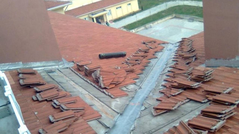 Süt kutularını sıra sıra çatıya dizdiler. Kimin aklına gelir? - Resim : 4