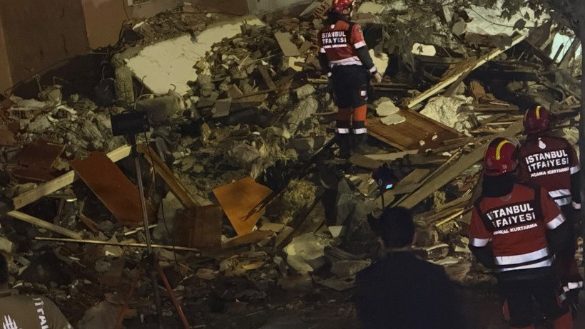 İstanbul'da bina çöktü. Yaralılar var - Resim : 3