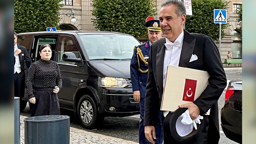 Frak giydiği i&ccedil;in lin&ccedil; edilen b&uuml;y&uuml;kel&ccedil;i - Resim : 1