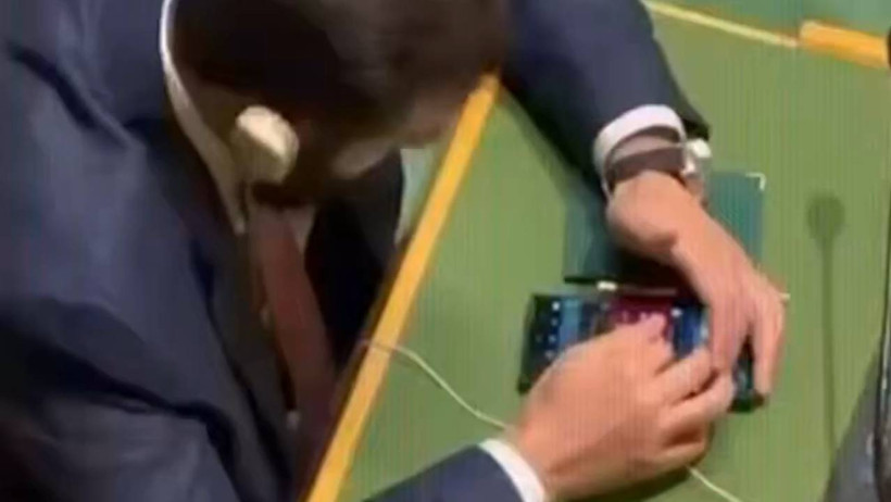 Ahmed Şara gizli gizli izlerken kameraya yakalandı: Erdoğan konuşurken kafasını kaldırmadı - Resim : 1