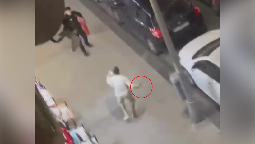 Esenler'de bıçaklı saldırı. Polis ateş açtı vurularak etkisiz hale getirildi - Resim : 1