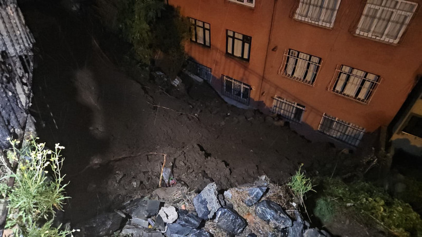 İstanbul'un ortasında heyelan! 25 kişi tahliye edildi - Resim : 1