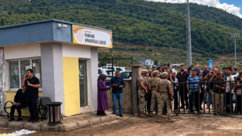 Okul bahçesinde saldırıya uğrayan öğretmen hayatını kaybetti - Resim : 2