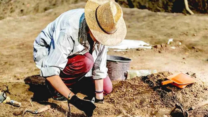 Mezarın i&ccedil;inden &ccedil;ıkan not okundu: Bin 700 yıllıkta: Dinle baba - Resim : 2