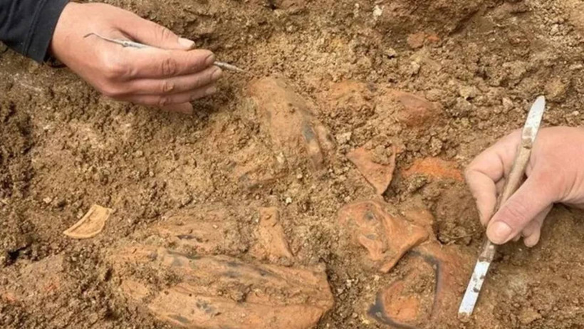 Mezarın i&ccedil;inden &ccedil;ıkan not okundu: Bin 700 yıllıkta: Dinle baba - Resim : 4