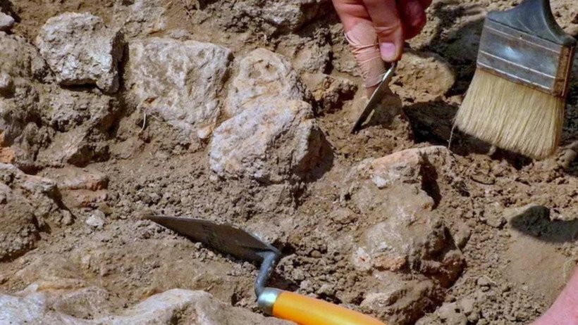 Mezarın i&ccedil;inden &ccedil;ıkan not okundu: Bin 700 yıllıkta: Dinle baba - Resim : 5
