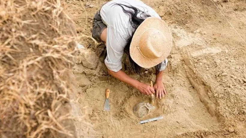 Mezarın i&ccedil;inden &ccedil;ıkan not okundu: Bin 700 yıllıkta: Dinle baba - Resim : 7