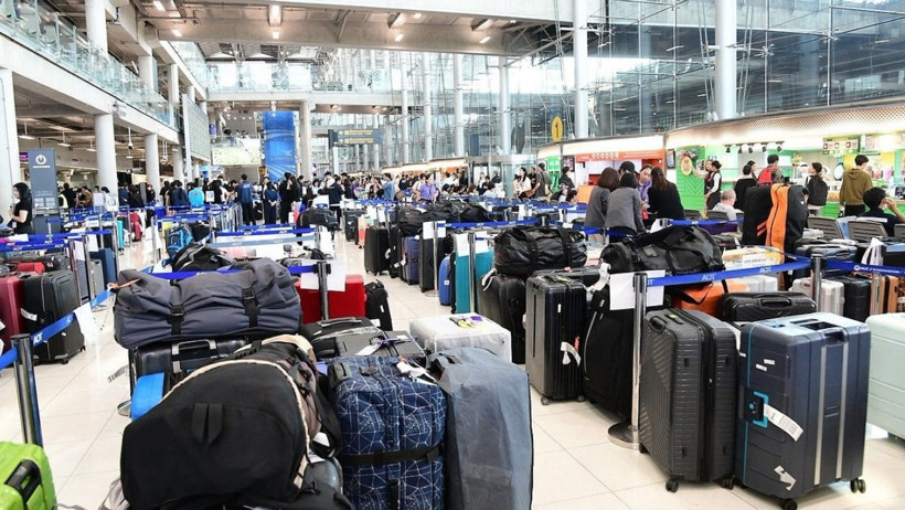 Sel havalimanını vurdu, binlerce bavul ortada kaldı! Askerler devreye girdi - Resim : 1