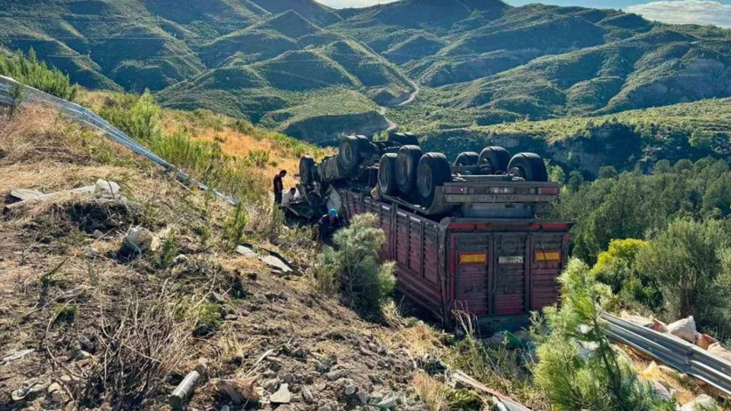 Antalya&rsquo;da korkun&ccedil; kaza. Tır şarampole devrildi can kaybı var - Resim : 1