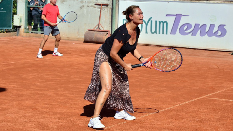 Hülya Avşar'ın tenis tarzı sosyal medyada gündem oldu! Raket elinde, payetli elbise üzerinde - Resim : 4