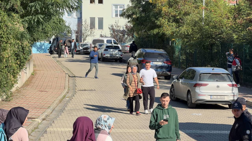 Bıçaklı saldırının olduğu okulda veliler çılgına döndü - Resim : 1
