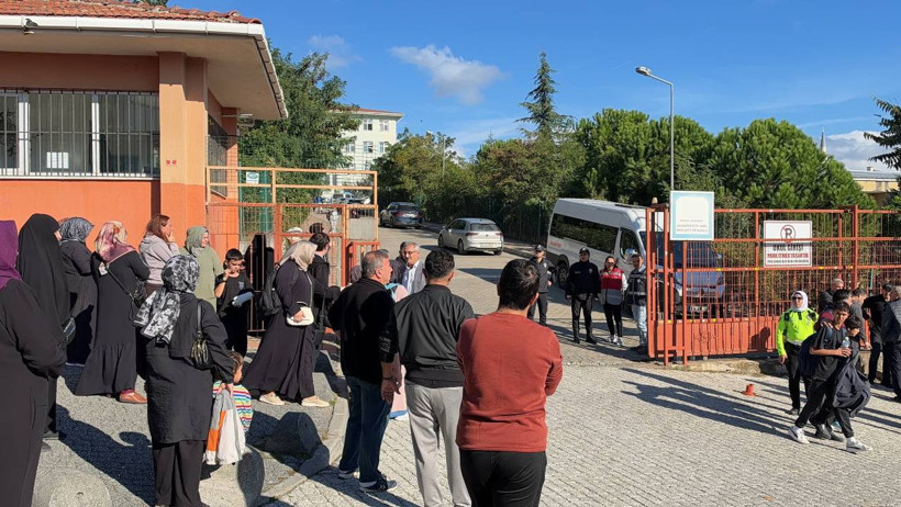 Bıçaklı saldırının olduğu okulda veliler çılgına döndü - Resim : 3