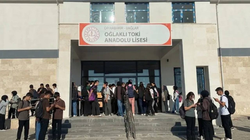 Bakan Tekin “Eğitimde çığır açtık” demişti. 2 ay oldu koca lisede halen öğretmen açığı var, sıra ve masa yok - Resim : 1