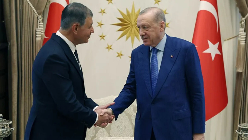 Cemil Tugay AKP Genel Merkezi'ne girdi - Resim : 1