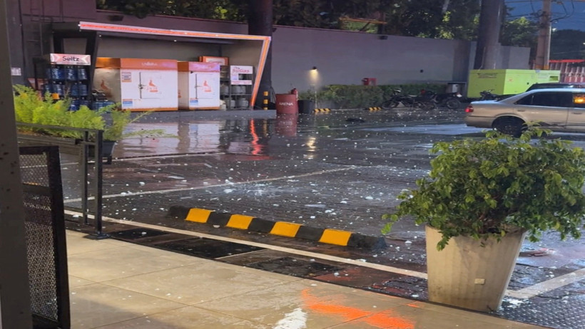 Gökyüzünden kurşun gibi yağdı. Araçları parçaladı camları kırdı - Resim : 1