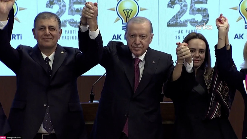 Erdoğan rozetini taktı. Cemil Tugay AKP'ye katıldı - Resim : 3