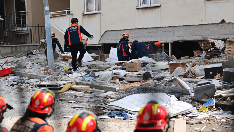 Mahallede tam sessizlik ilan edildi. 'Kimse var mı' diye bağırılıyor - Resim : 1