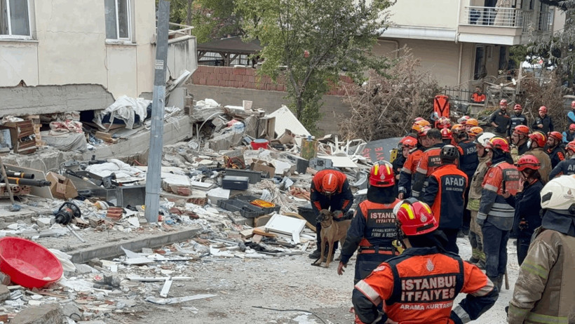 Mahallede tam sessizlik ilan edildi. 'Kimse var mı' diye bağırılıyor - Resim : 4
