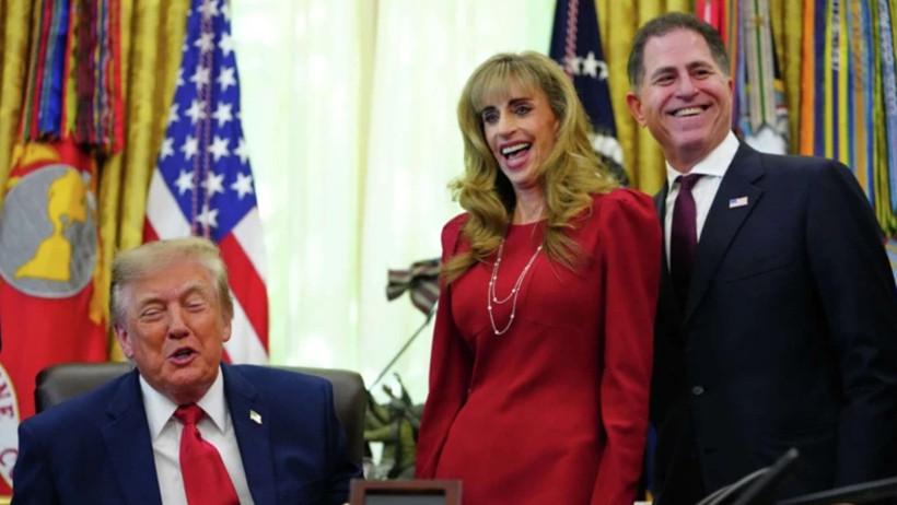 Trump'ın yanındaki bu kadın uzaylı mı? Yüzüne dikkatli bakın - Resim : 1