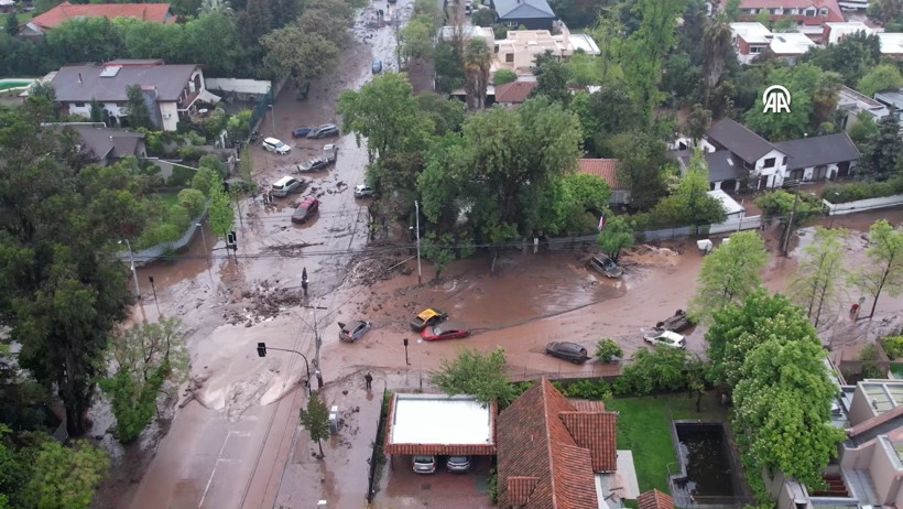 Şili'de sokaklar çamura battı - Resim : 3