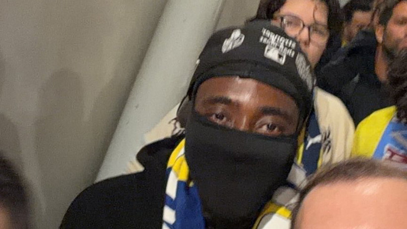 Fenerbahçeli taraftarların arasındaki kar maskeli kişi tanıdık çıktı - Resim : 1