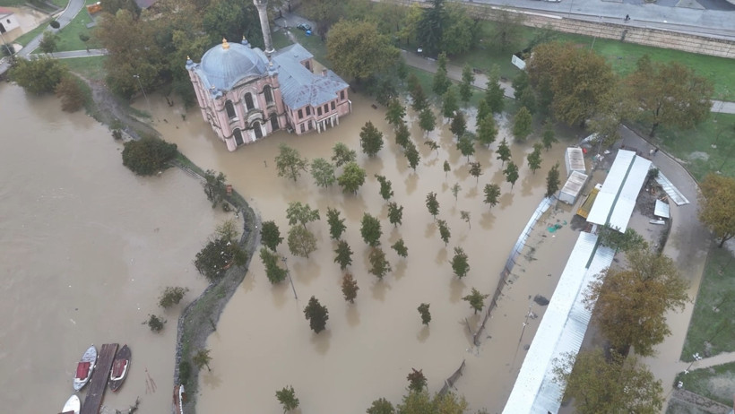 İstanbul'daki tarihi cami sular altında kaldı - Resim : 3