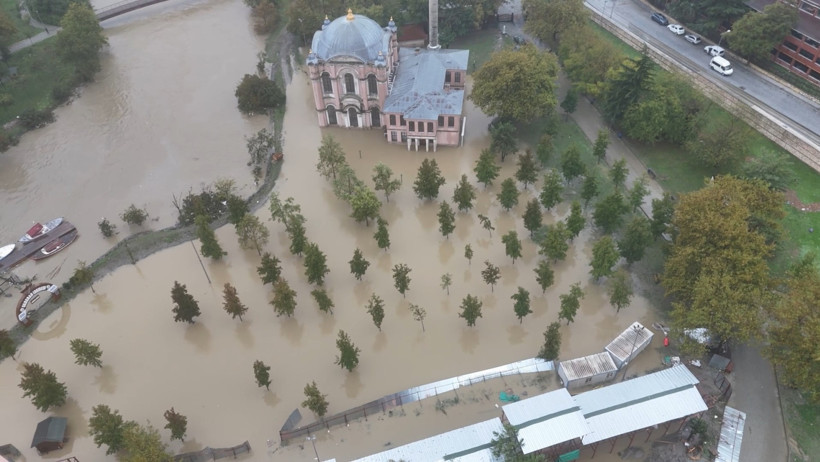İstanbul'daki tarihi cami sular altında kaldı - Resim : 2