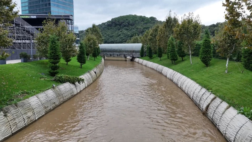 İstanbul'da taşan derede araç bulundu - Resim : 2