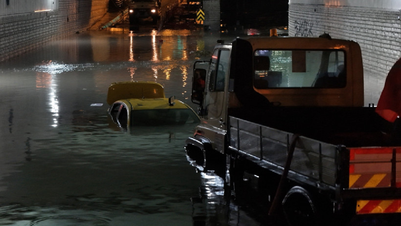İstanbul kabusu yaşadı. 41 yıl sonra gelen rekor yağış afete dönüştü, 2 kişi öldü - Resim : 9