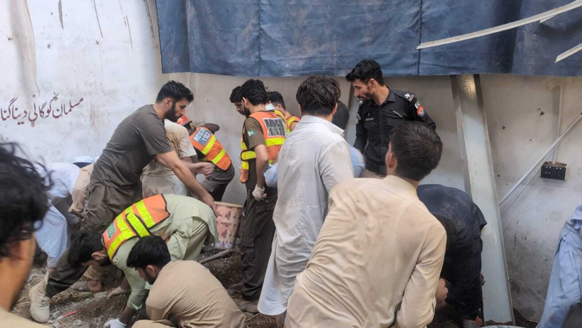 Pakistan'da okulun çatısı çöktü. 28'i çocuk 29 kişi hayatını kaybetti - Resim : 1
