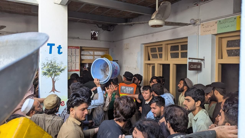Pakistan'da okulun çatısı çöktü. 28'i çocuk 29 kişi hayatını kaybetti - Resim : 2