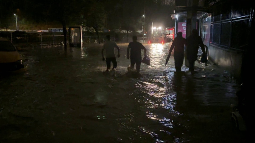 İstanbul kabusu yaşadı. 41 yıl sonra gelen rekor yağış afete dönüştü, 2 kişi öldü - Resim : 8