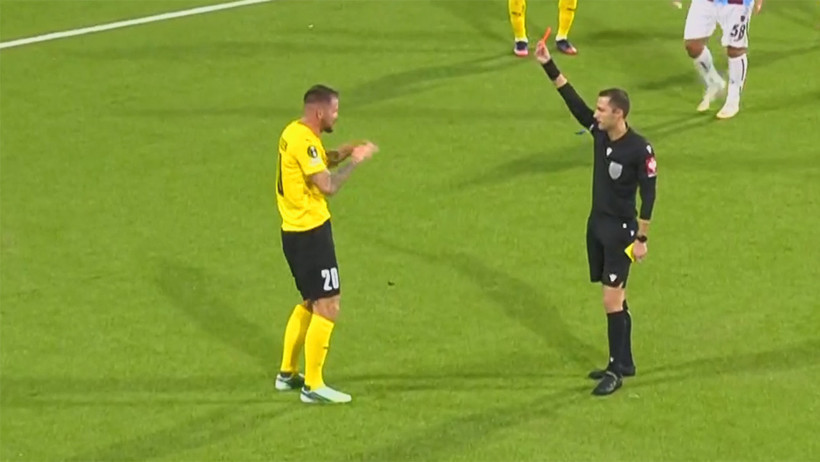 KuPS Kuopion-Trabzonspor maçının hakemi yanlış kırmızı kart gösterdi - Resim : 1