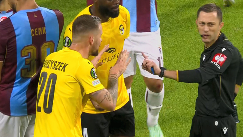 KuPS Kuopion-Trabzonspor maçının hakemi yanlış kırmızı kart gösterdi - Resim : 2