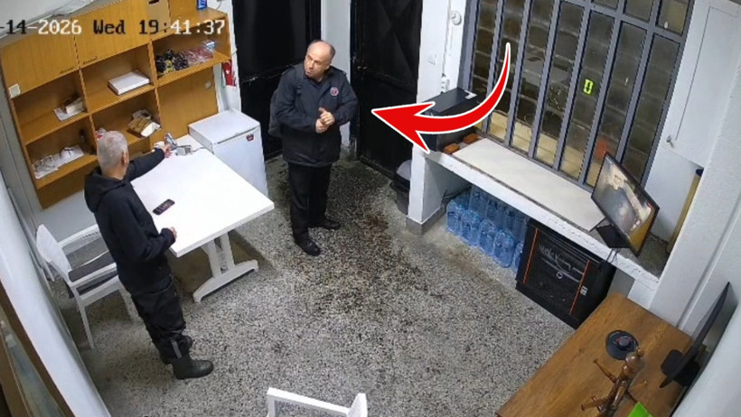 Selde kaybolan iki kişinin son görüntüleri ortaya çıktı. Araca tutunarak kurtulmaya çalıştı - Resim : 3