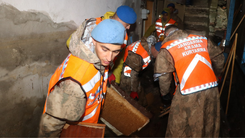 Sel baskınında komando birliği yardıma geldi. Mavi bereliler sahada - Resim : 3