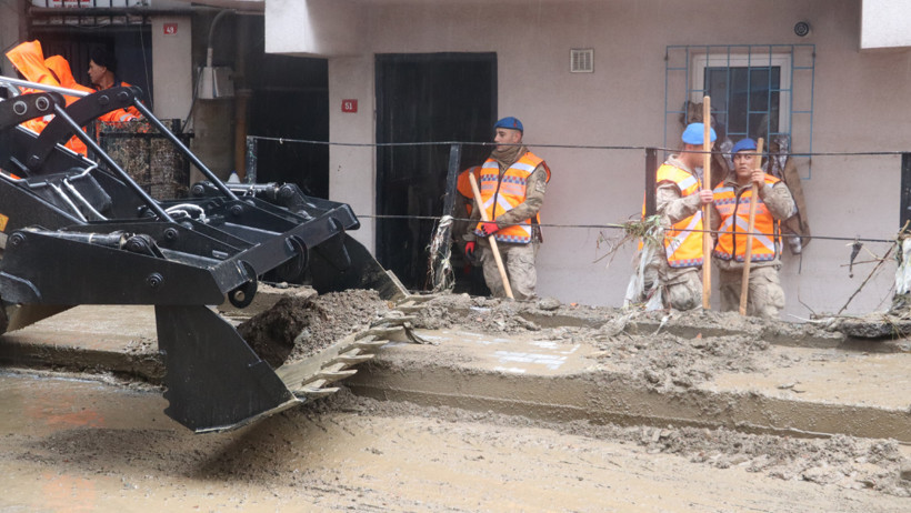 Sel baskınında komando birliği yardıma geldi. Mavi bereliler sahada - Resim : 2
