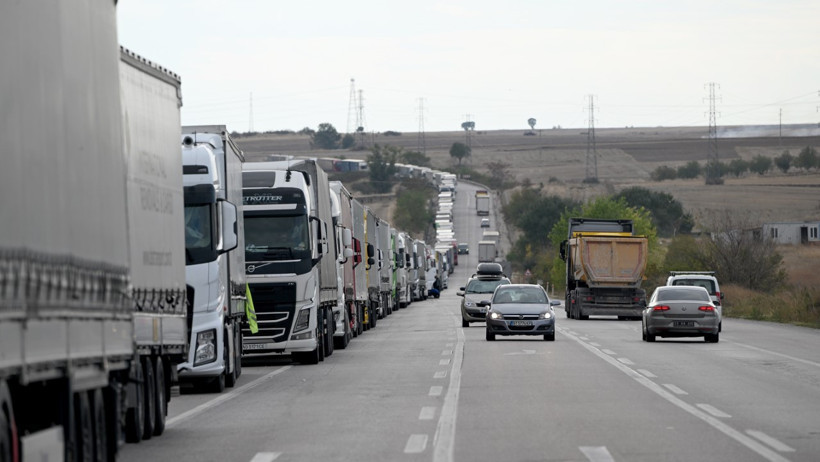 27 kilometrelik kuyruk oluştu. TIR'cılar isyan etti - Resim : 1